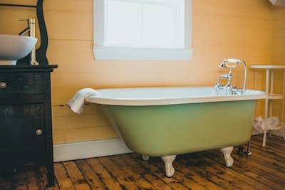 Quelques astuces pour déboucher  rapidement une baignoire dans votre douche.