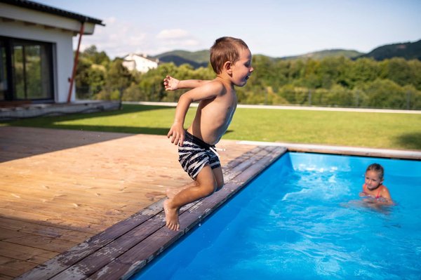 Quels sont les avantages d'une piscine à coque ?